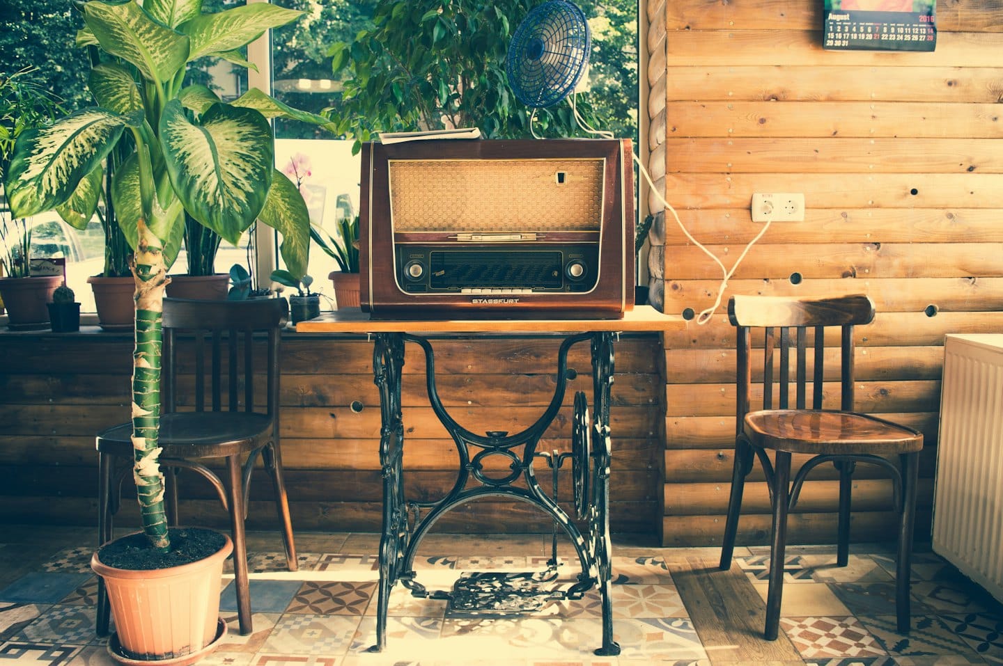 Radio d'epoca su una base da tavolo da cucito antica.