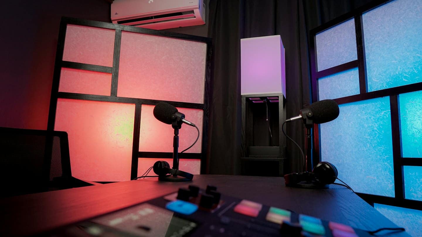 Uno studio di podcast con microfoni, cuffie e mixer.